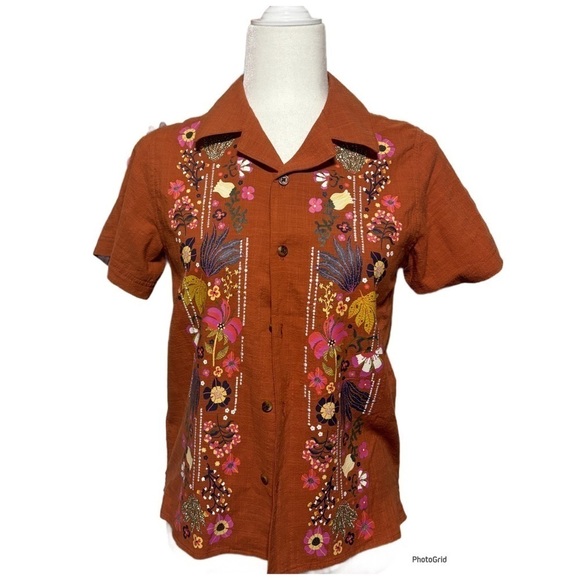 Latino Heritage Floral Guayabera - Picture 2 of 2